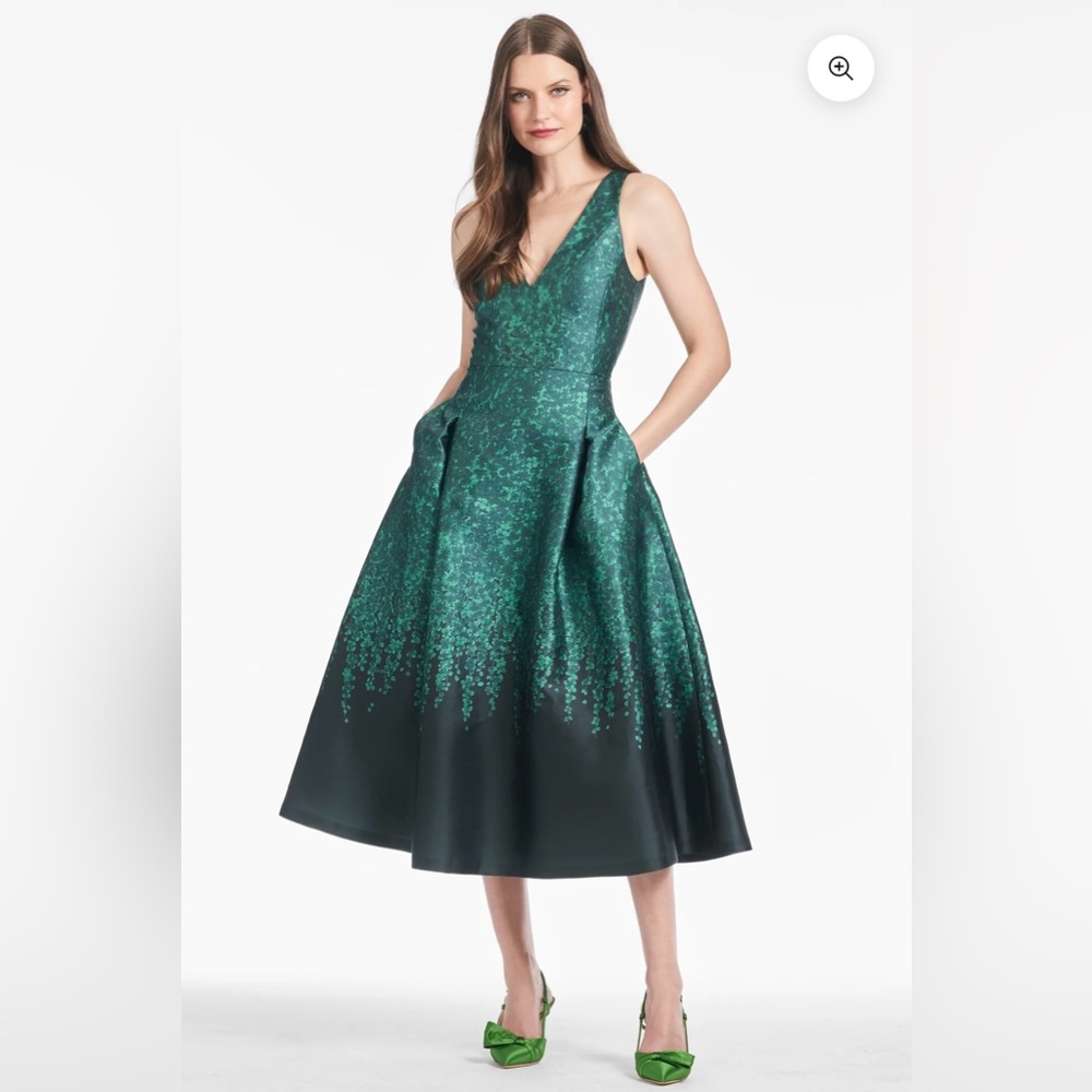 NEW ✨
Sachin & Babi 🖤
Emerald Wisteria Anissa Dress 👗